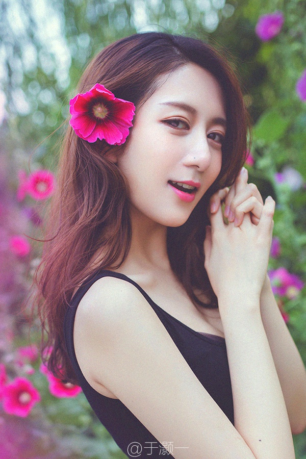 超漂亮的大眼卧蚕美女生活照