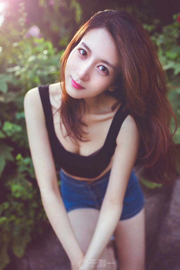 超漂亮的大眼卧蚕美女生活照