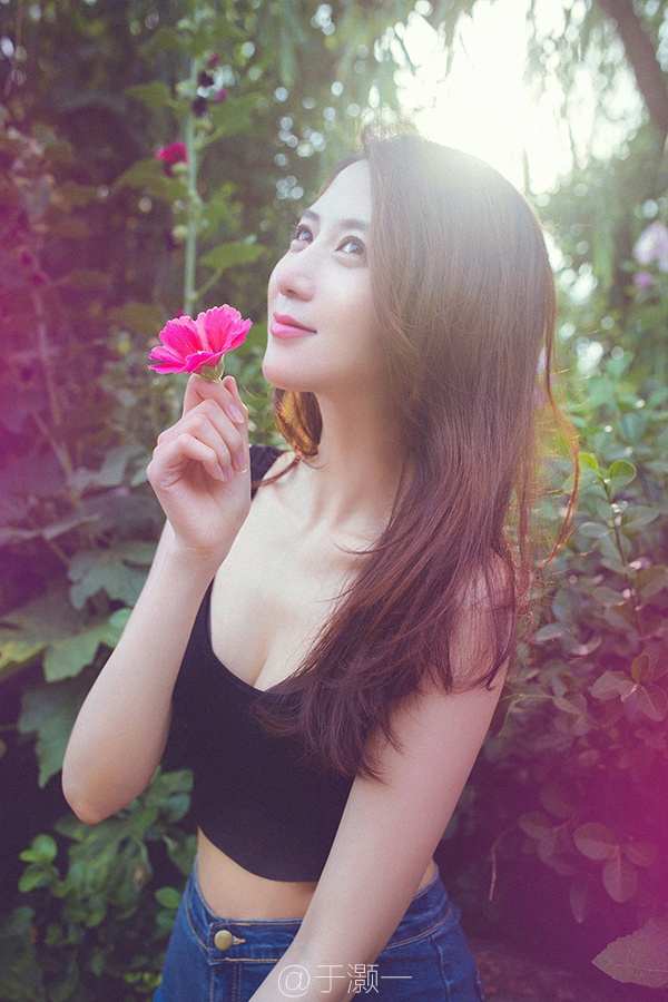 超漂亮的大眼卧蚕美女生活照