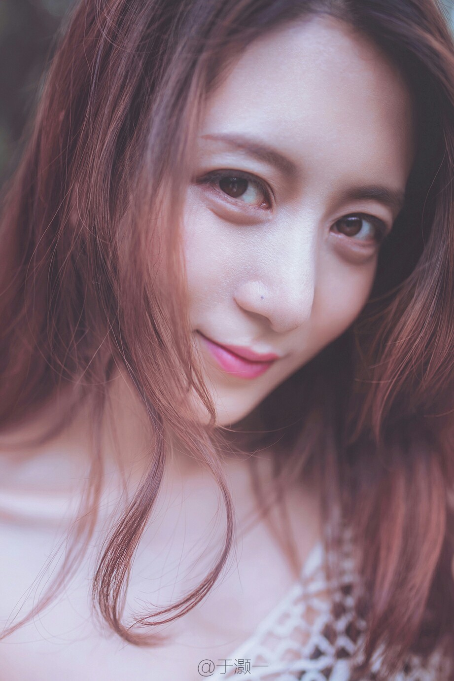 超漂亮的大眼卧蚕美女生活照