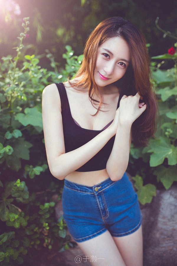 超漂亮的大眼卧蚕美女生活照