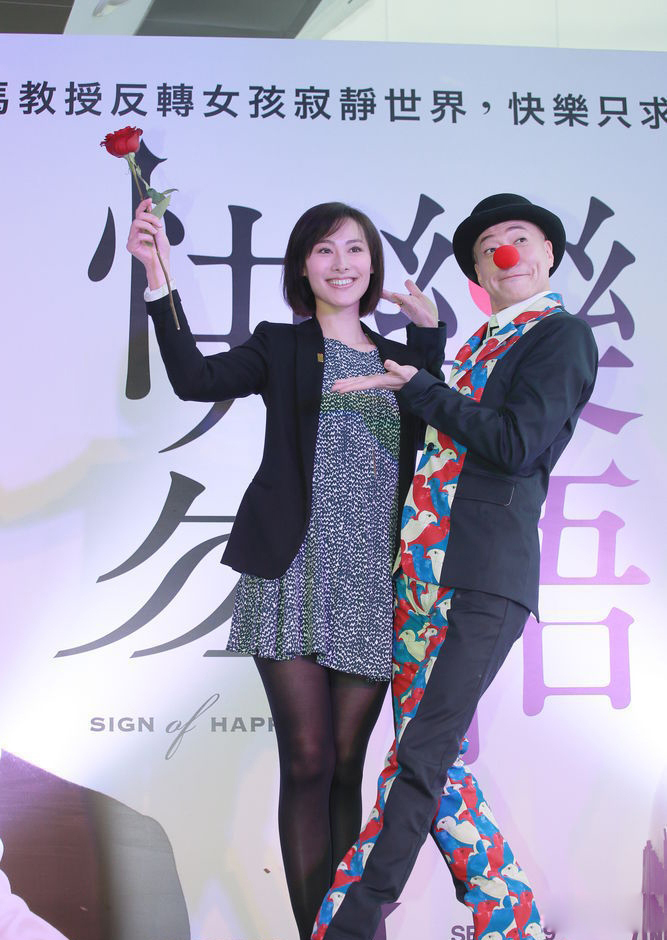 梁洛施黑丝诱惑现身落座不慎走光