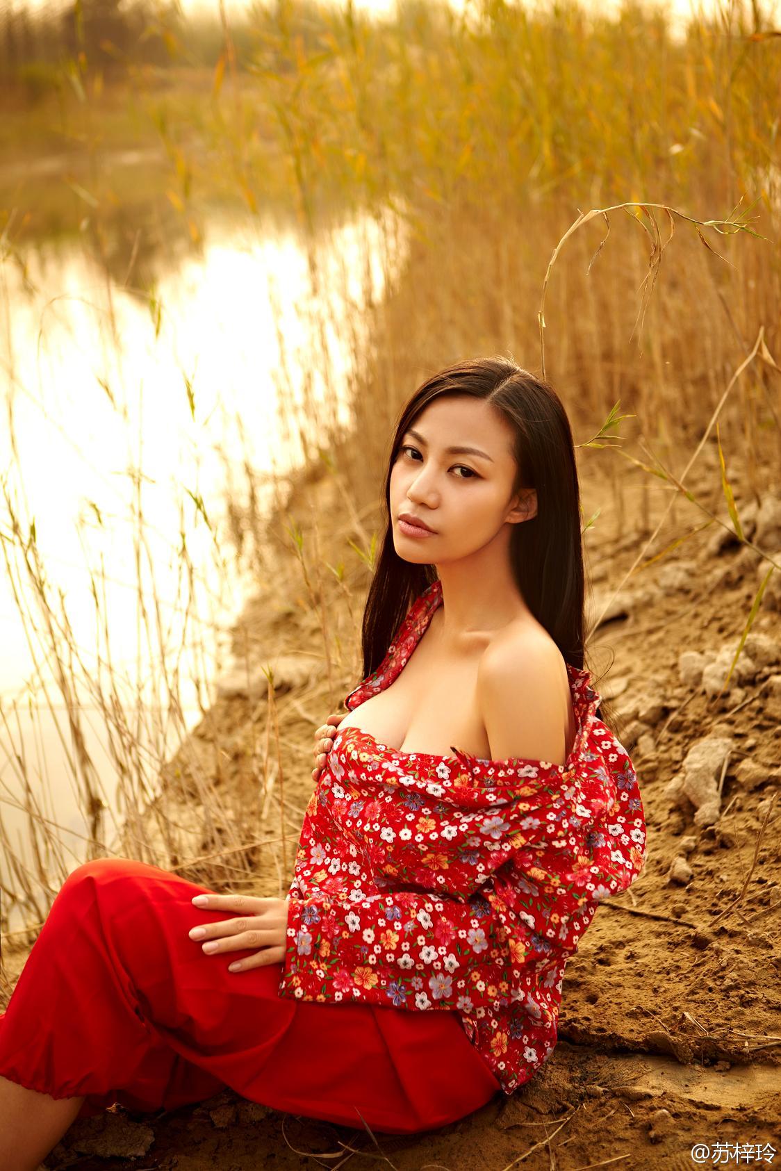 丰乳肥臀苏梓玲上演诱惑写真大片