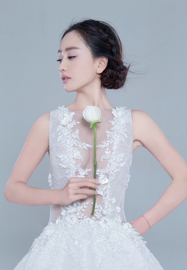 杨蓉性感透视装秀迷人乳沟照