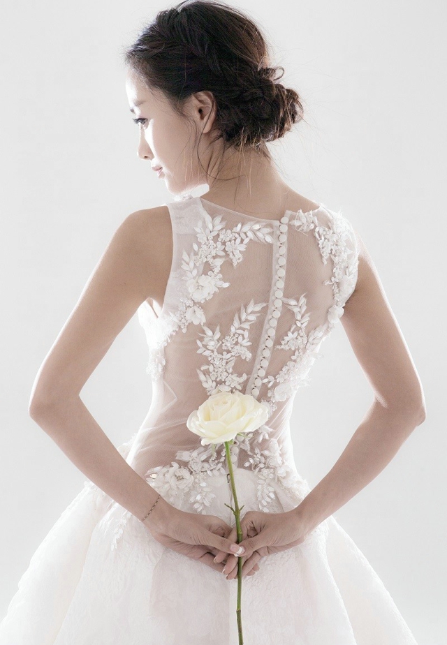 杨蓉性感透视装秀迷人乳沟照