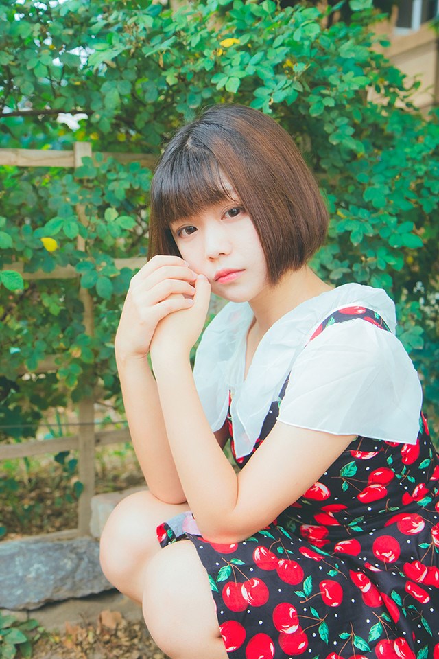 连衣裙短发小清新妹子外景粉嫩写真