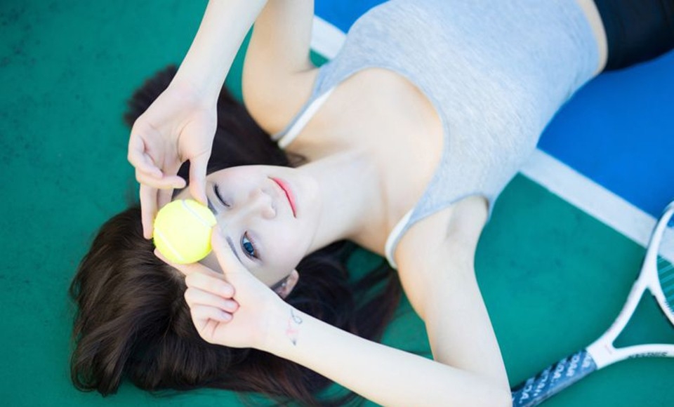 大屁股校花美女网球场热辣身材性感风骚户外写真