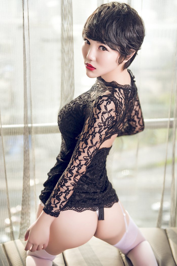 短发丝袜少妇大悦悦全裸上身秀傲人美乳