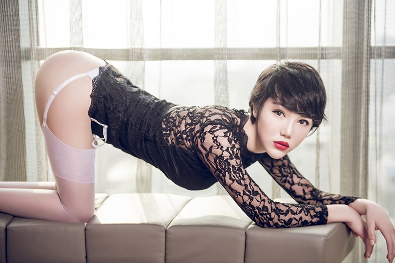 短发丝袜少妇大悦悦全裸上身秀傲人美乳