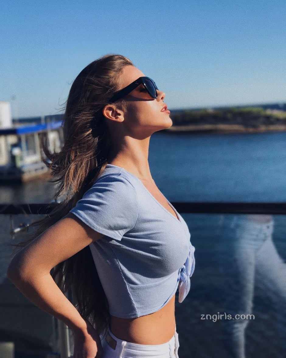 俄罗斯美模Liya Michelle大秀充满诱惑力的身姿