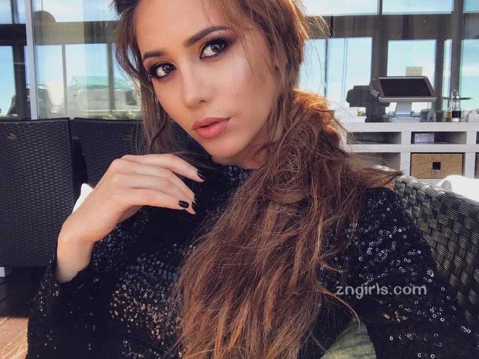 俄罗斯美模Liya Michelle大秀充满诱惑力的身姿