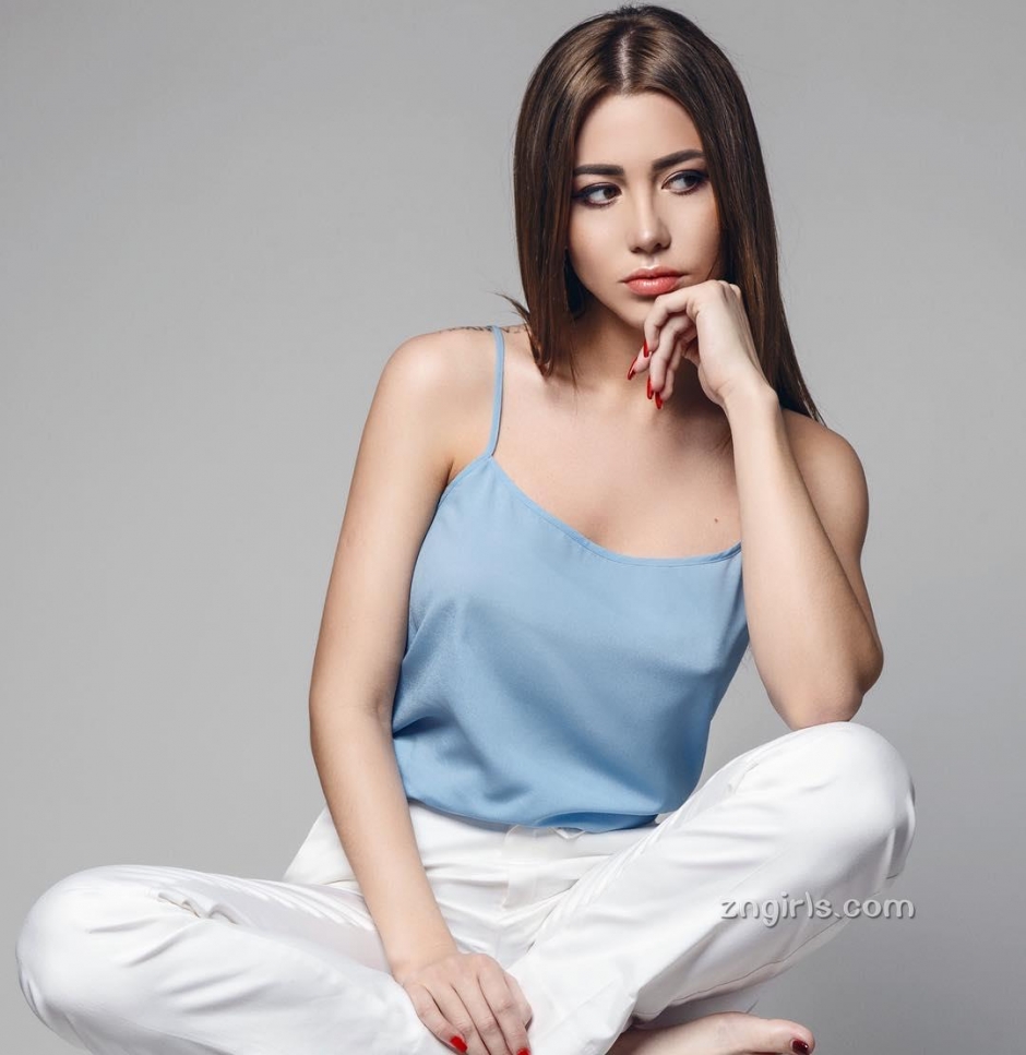 俄罗斯美模Liya Michelle大秀充满诱惑力的身姿