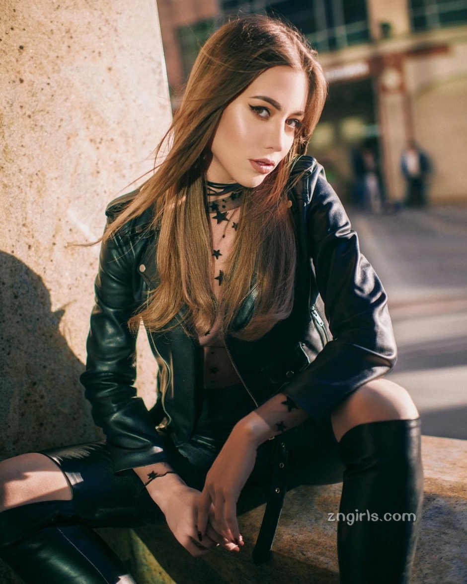 俄罗斯美模Liya Michelle大秀充满诱惑力的身姿