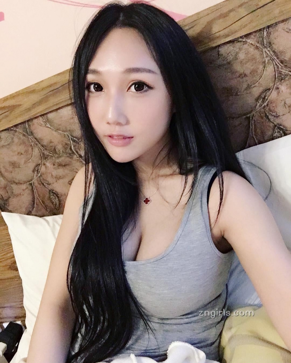 台湾美女劉姵彤比基尼私房照丰满诱人