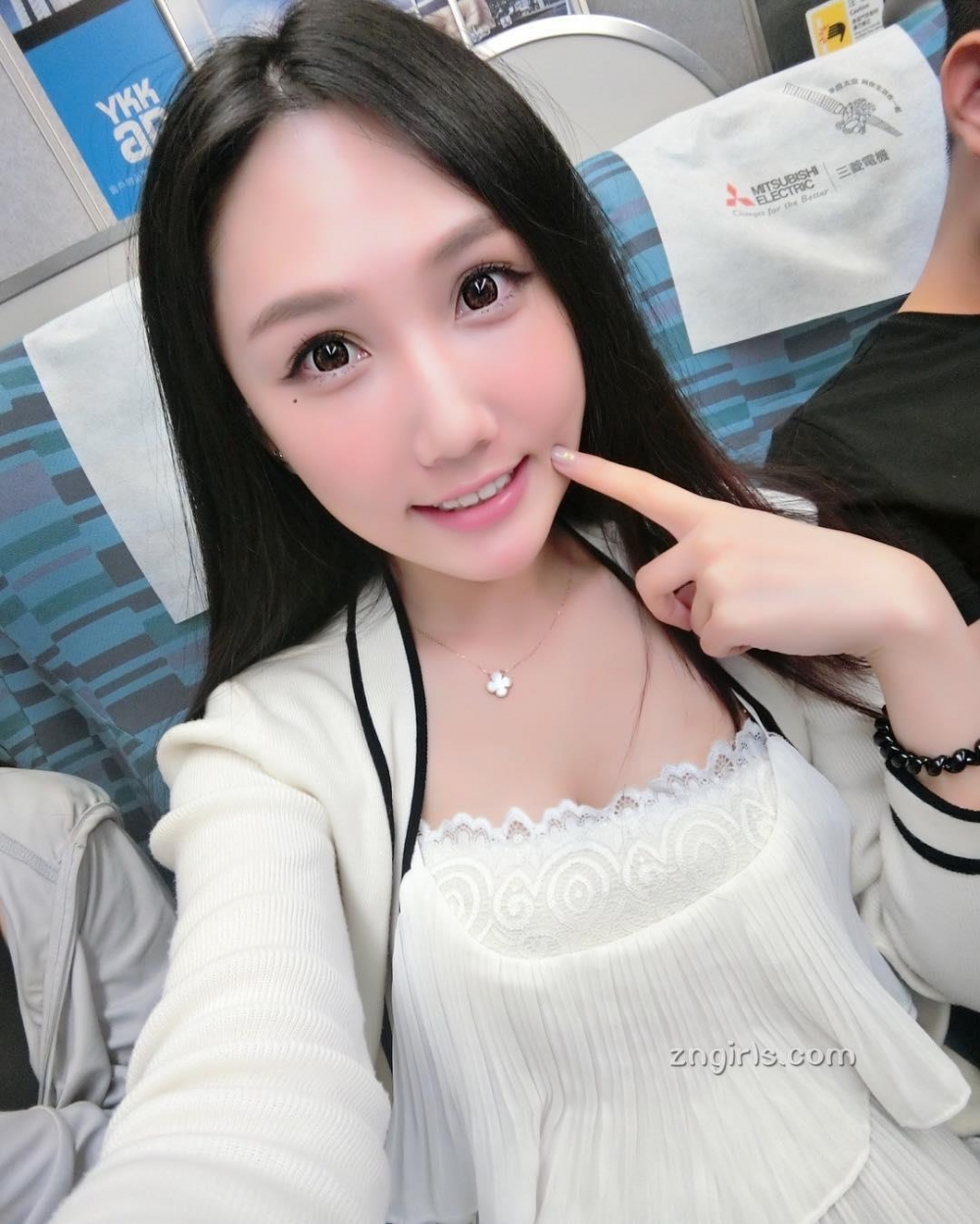 台湾美女劉姵彤比基尼私房照丰满诱人