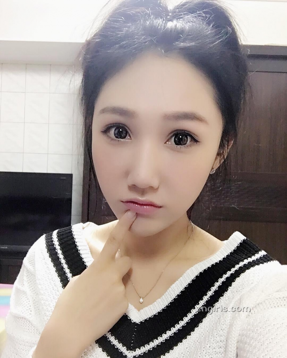 台湾美女劉姵彤比基尼私房照丰满诱人