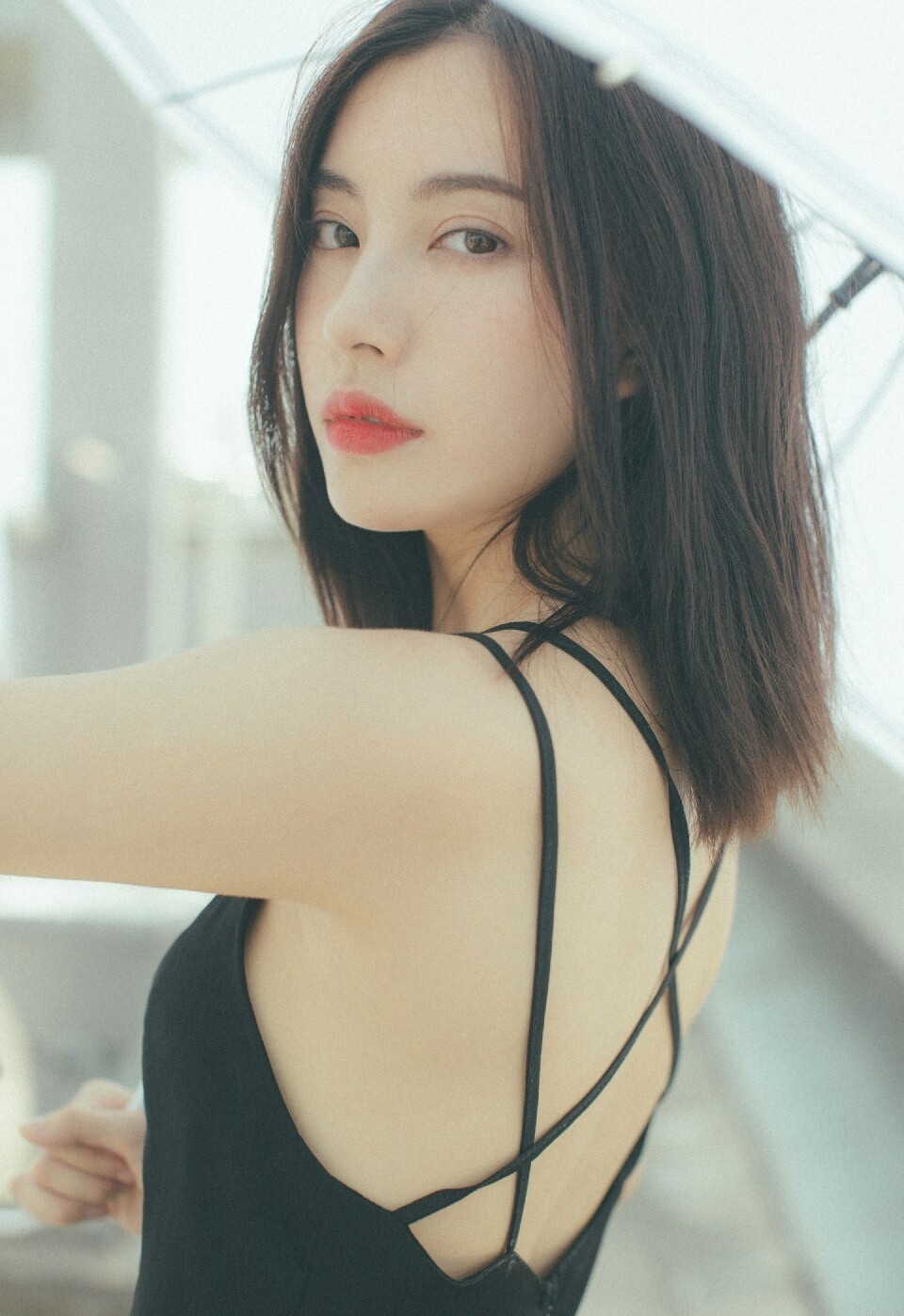 红唇内衣美女黑色吊带性感诱惑私房美女写真