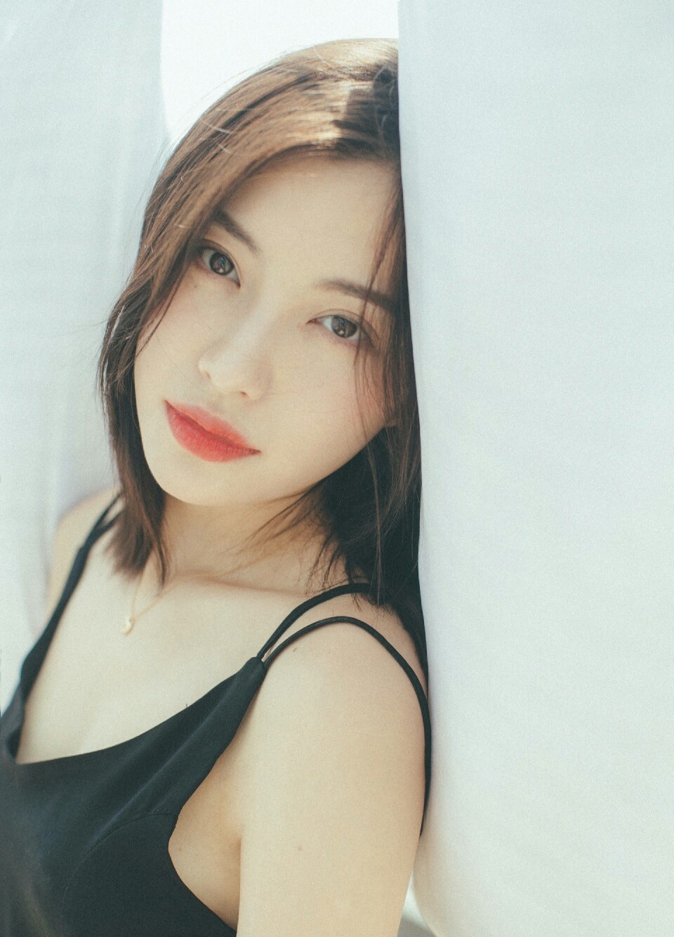 红唇内衣美女黑色吊带性感诱惑私房美女写真