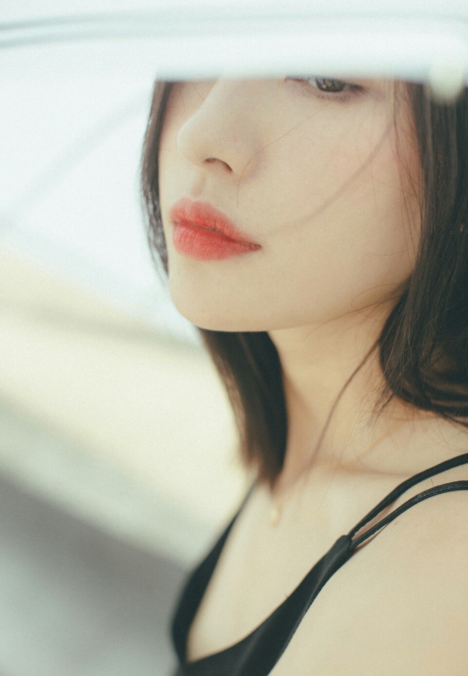 红唇内衣美女黑色吊带性感诱惑私房美女写真