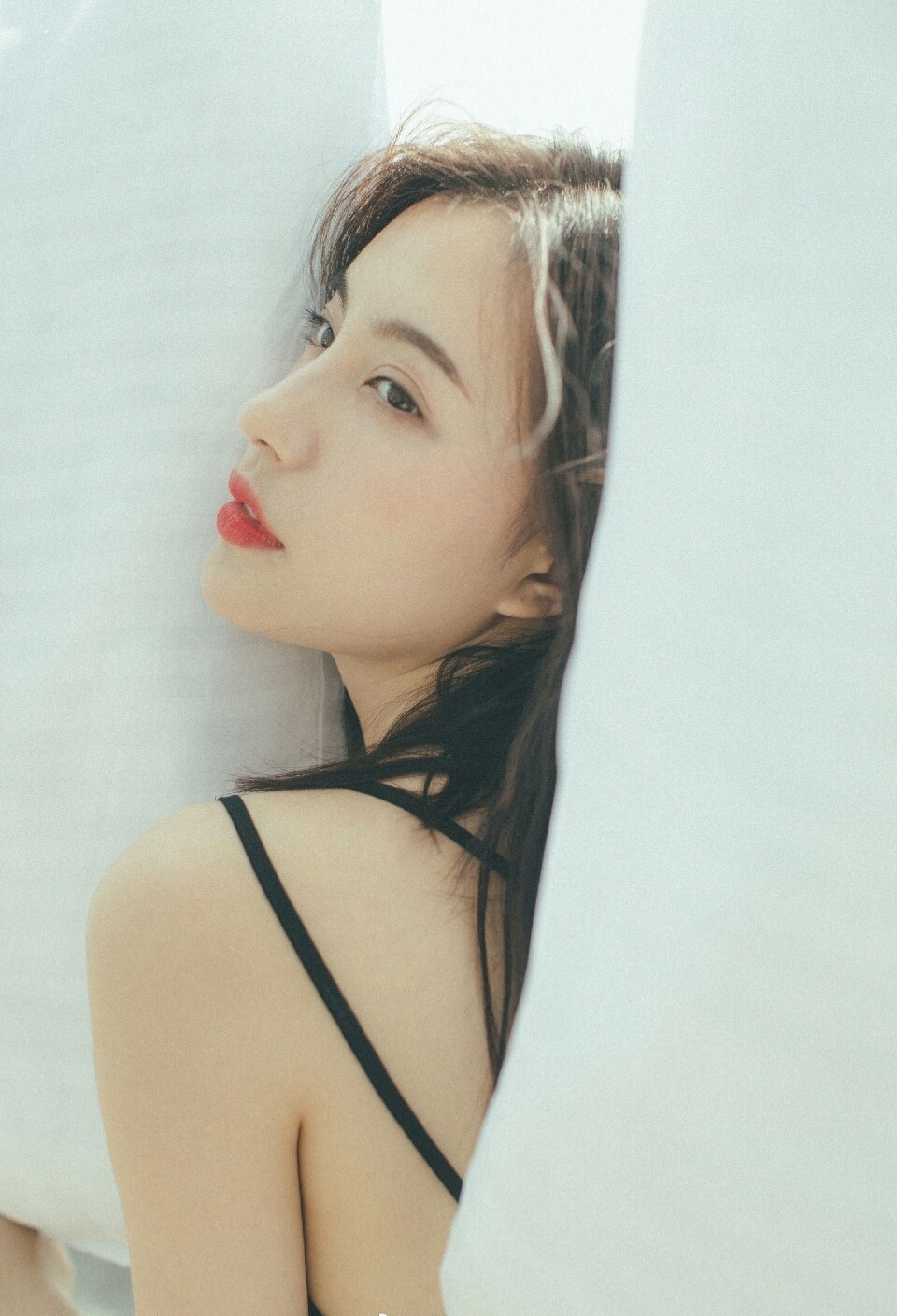 红唇内衣美女黑色吊带性感诱惑私房美女写真