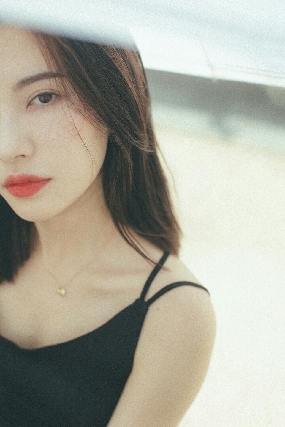 红唇内衣美女黑色吊带性感诱惑私房美女写真