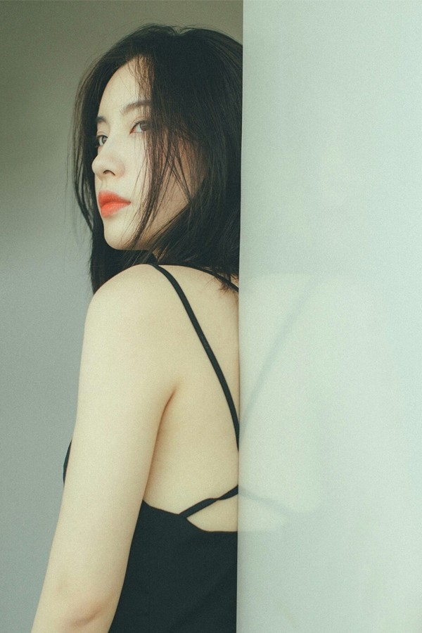 红唇内衣美女黑色吊带性感诱惑私房美女写真