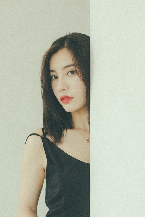 红唇内衣美女黑色吊带性感诱惑私房美女写真