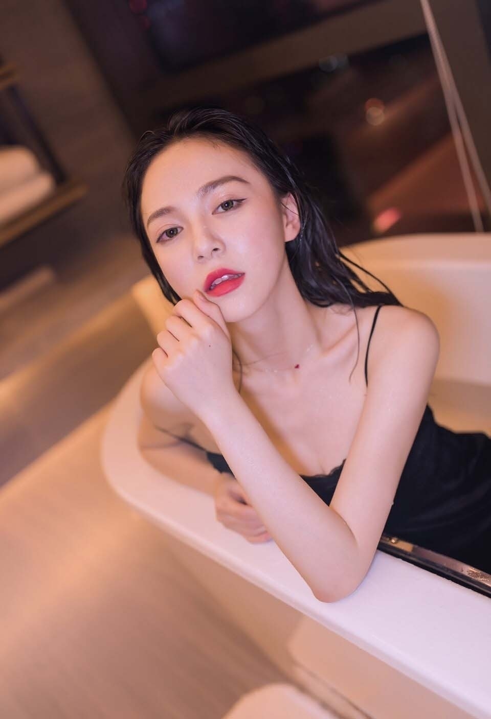 性感女神居家吊带内衣浴缸万人迷魅力写真图片