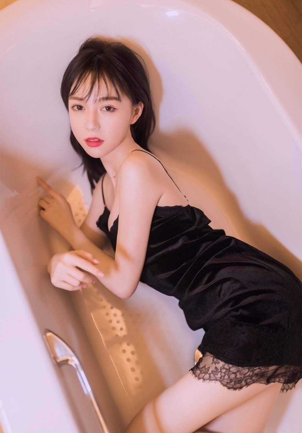 性感女神居家吊带内衣浴缸万人迷魅力写真图片