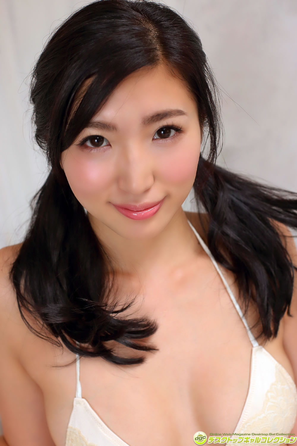 日本嫩模松嶋えいみ床上内衣写真