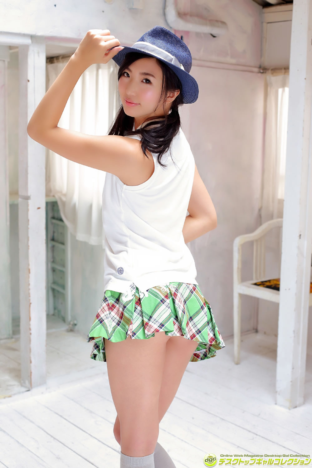 日本嫩模松嶋えいみ床上内衣写真