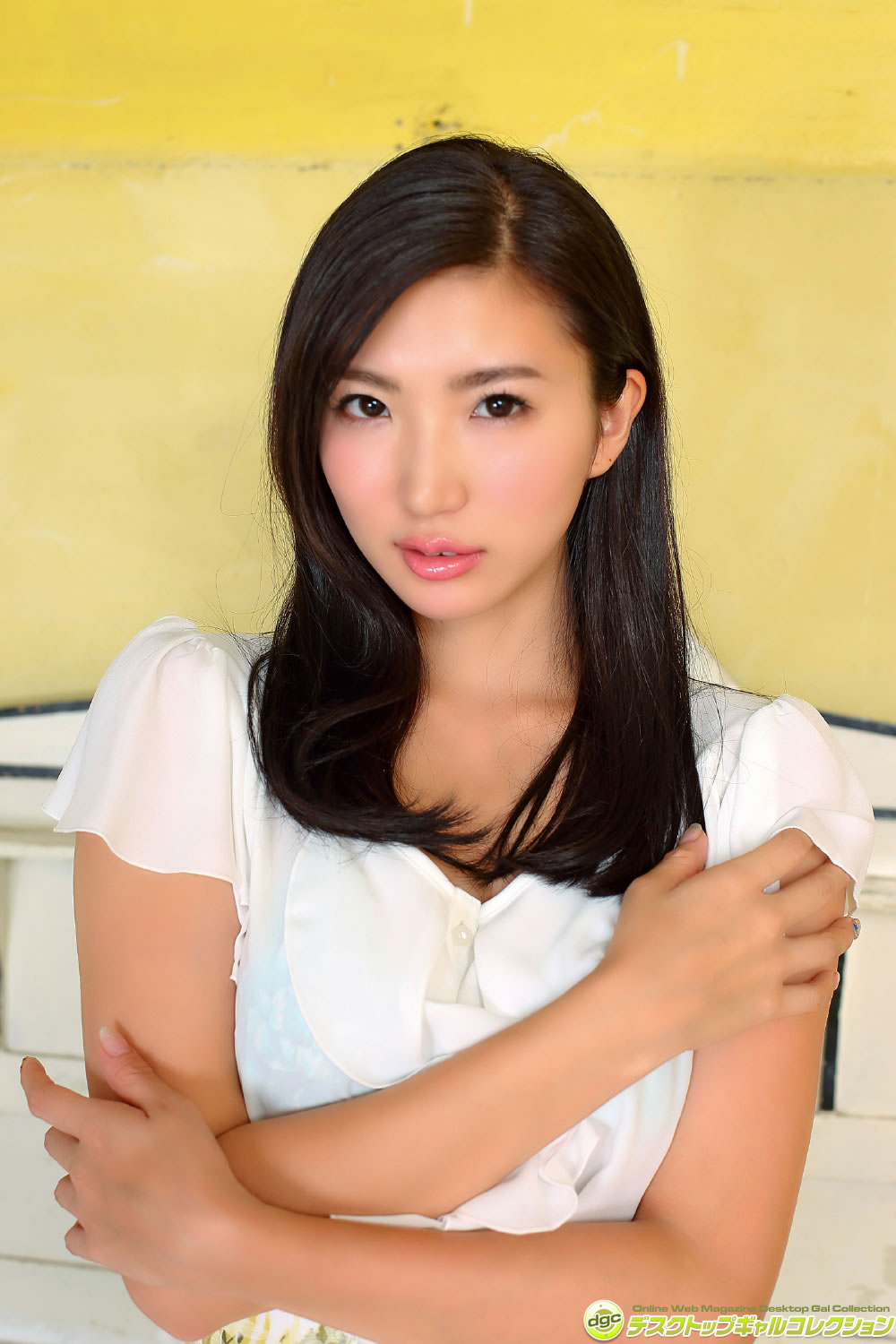 日本嫩模松嶋えいみ床上内衣写真