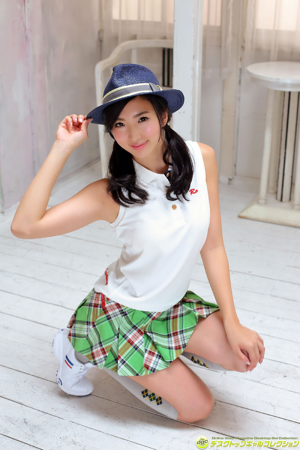 日本嫩模松嶋えいみ床上内衣写真