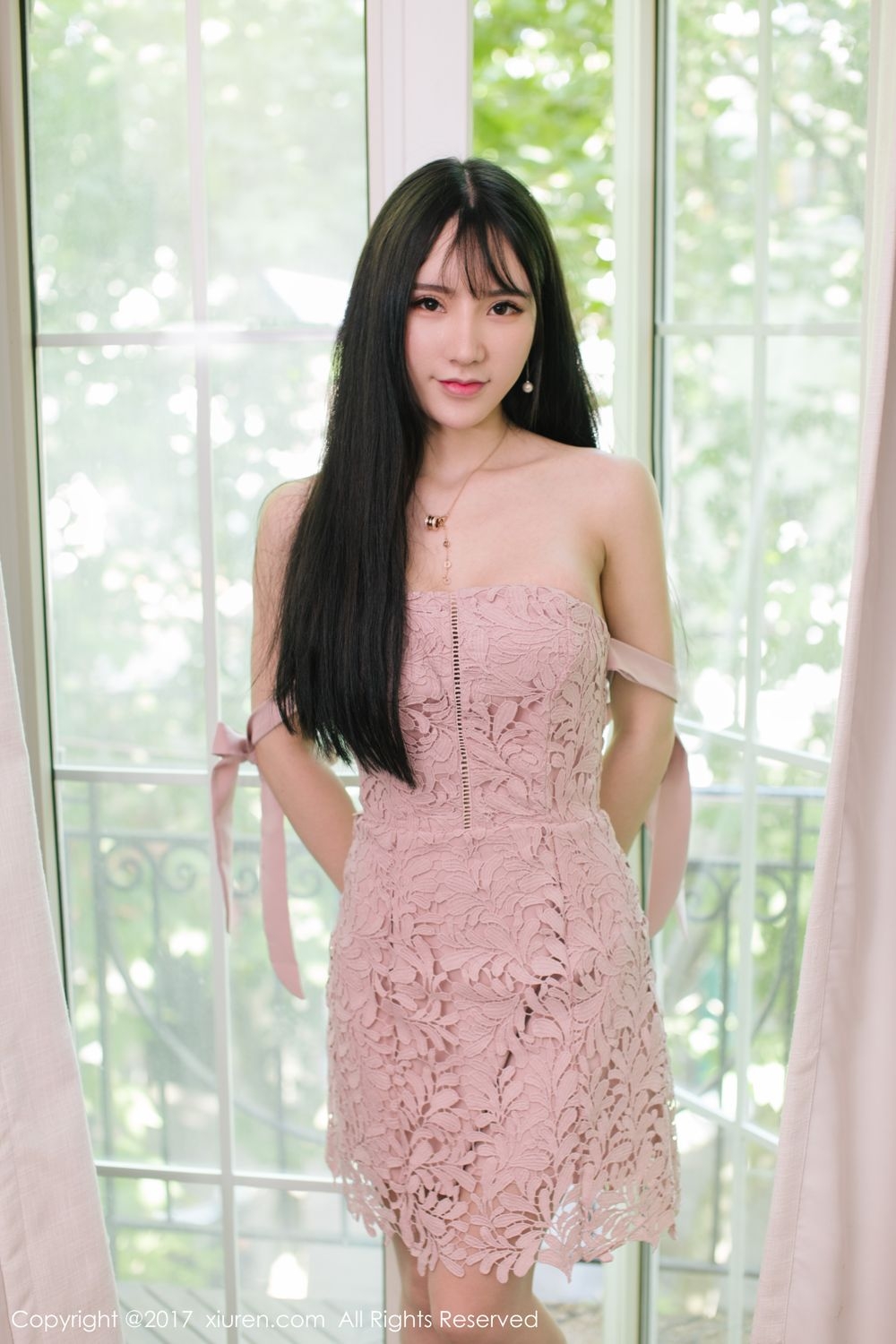 性感美女周于希私房短裙写真酥胸诱人