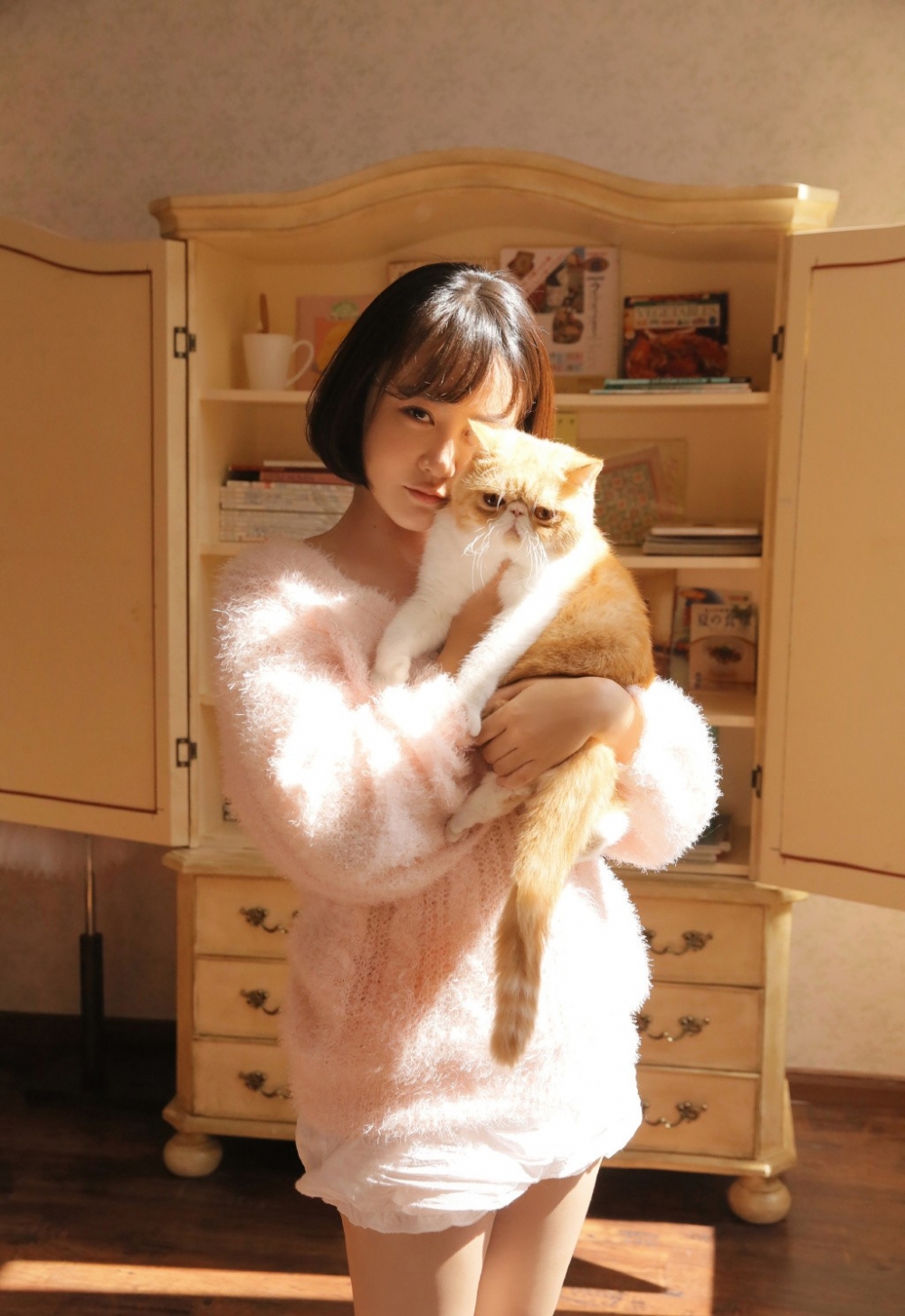 短发清爽妹子温馨暖阳色室内懒洋洋居家唯美写真