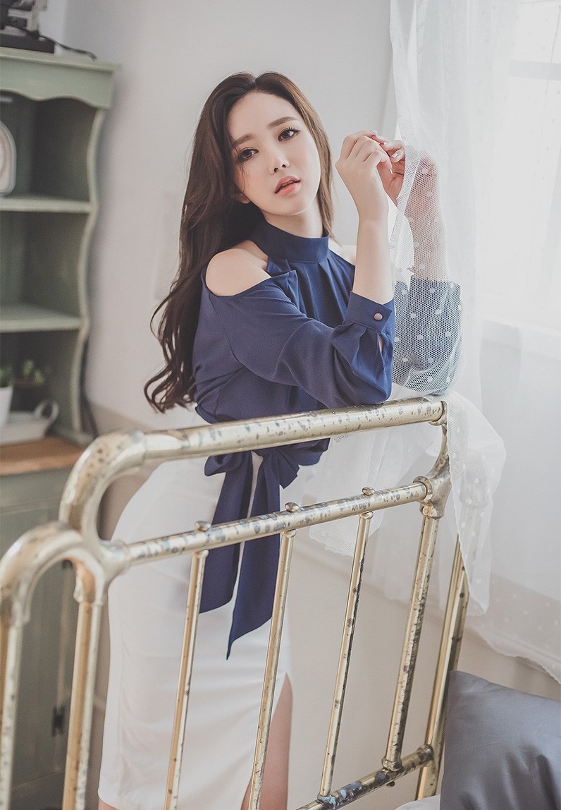 韩国翘臀美女保持火辣身材穿衣有料美乳大胆写真