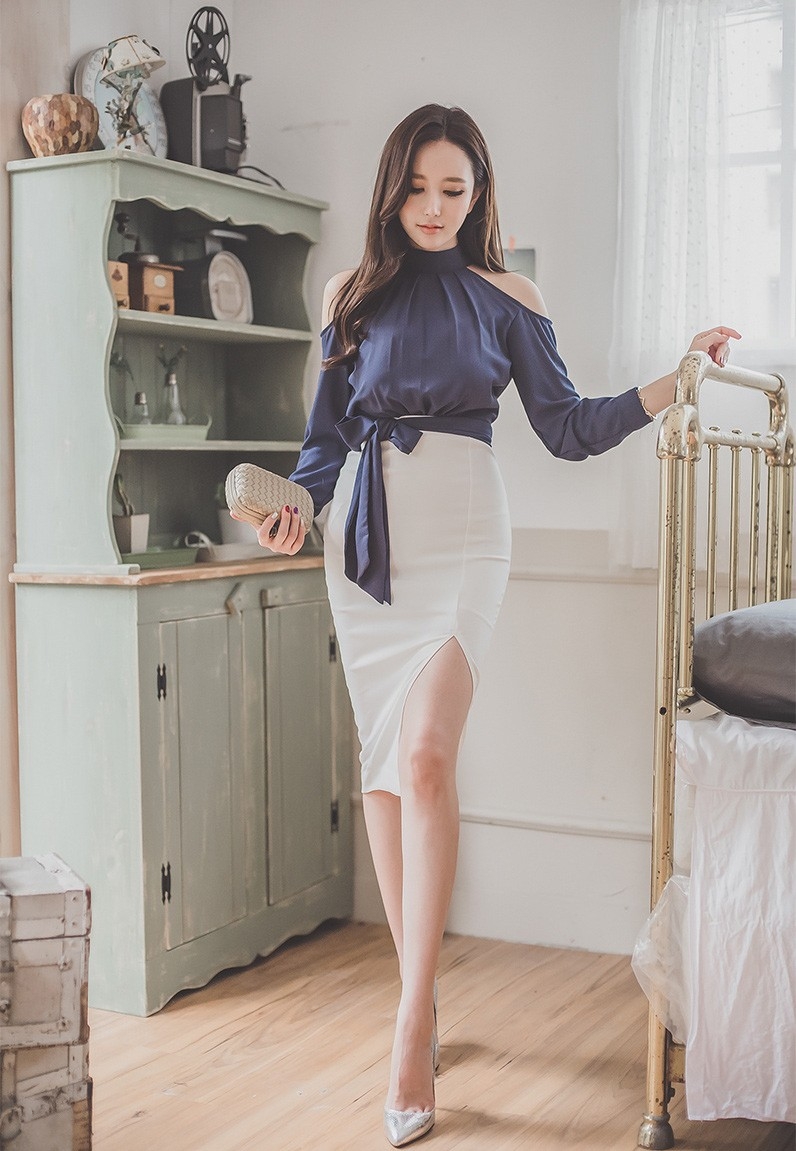 韩国翘臀美女保持火辣身材穿衣有料美乳大胆写真