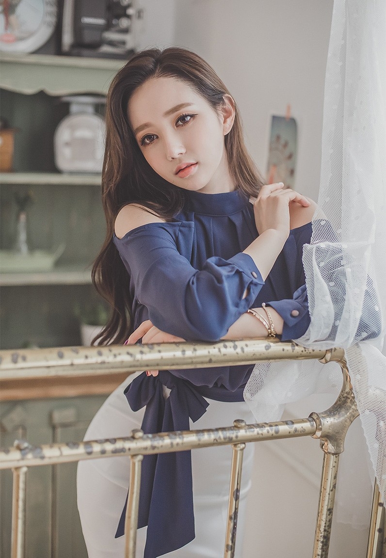 韩国翘臀美女保持火辣身材穿衣有料美乳大胆写真