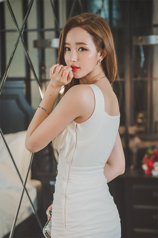 韩国深V爆乳美女模特浑圆大奶子性感气质摄影艺术写真