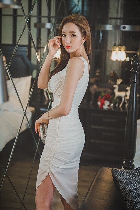 韩国深V爆乳美女模特浑圆大奶子性感气质摄影艺术写真