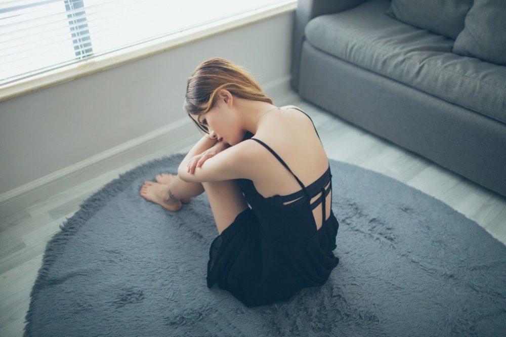 宅男女神情趣裸背小黑裙性感丰腴姿美诱惑写真