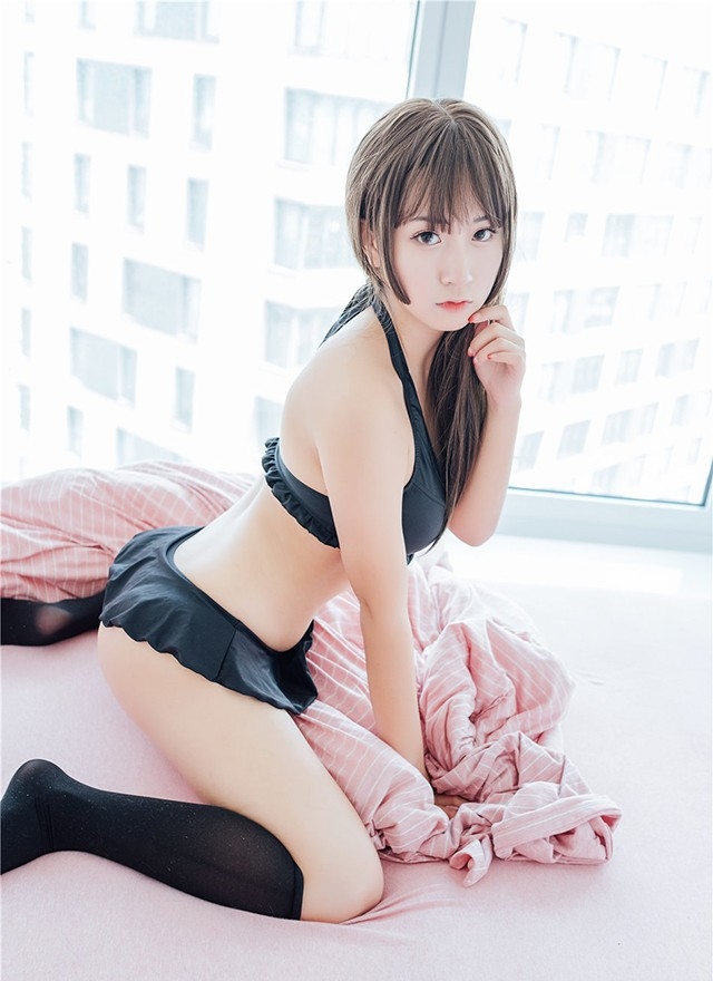 00后网红少女猫系爆乳制服性感床上撩人性感写真