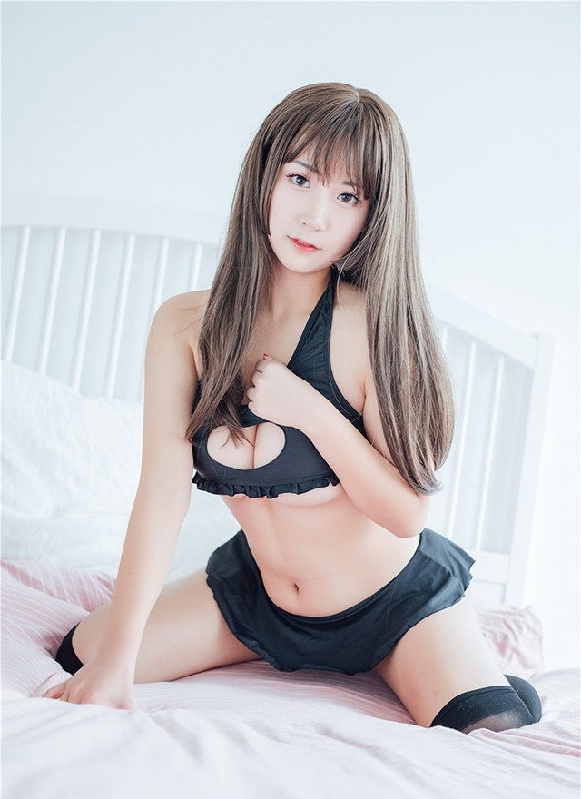 00后网红少女猫系爆乳制服性感床上撩人性感写真