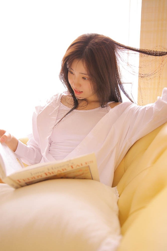 大眼睛美女红唇性感居家白衬衣美乳诱惑私房写真