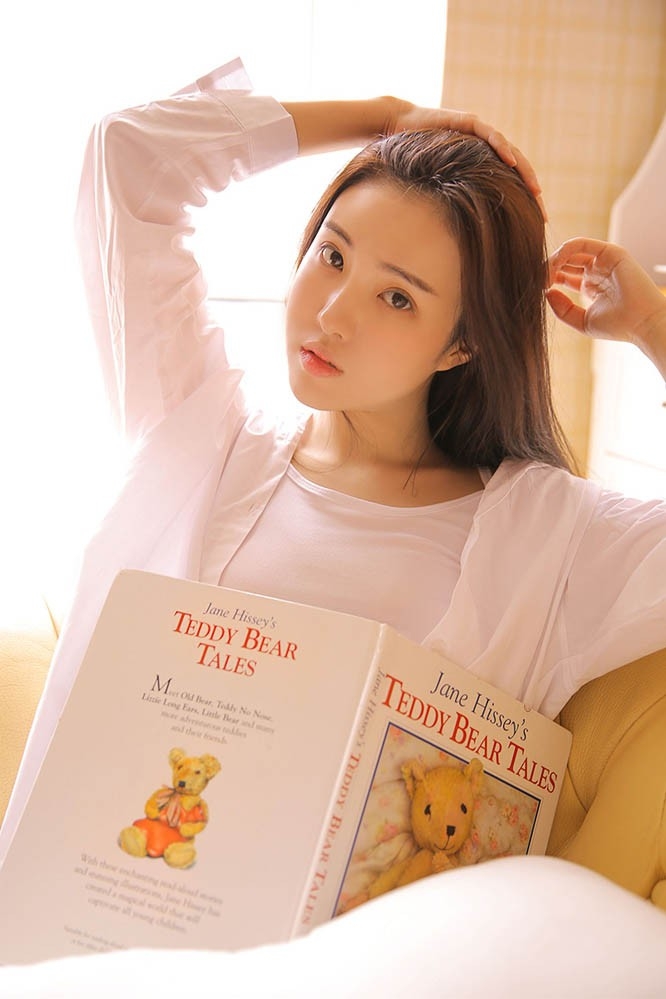 大眼睛美女红唇性感居家白衬衣美乳诱惑私房写真