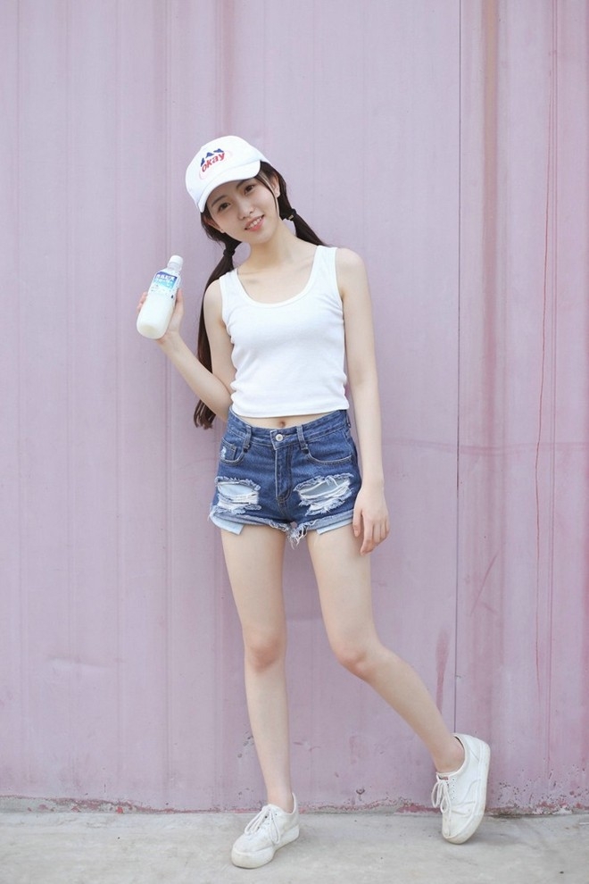 阳光90后少女网球场牛仔短裤大秀长腿白皙修长户外娇俏图片