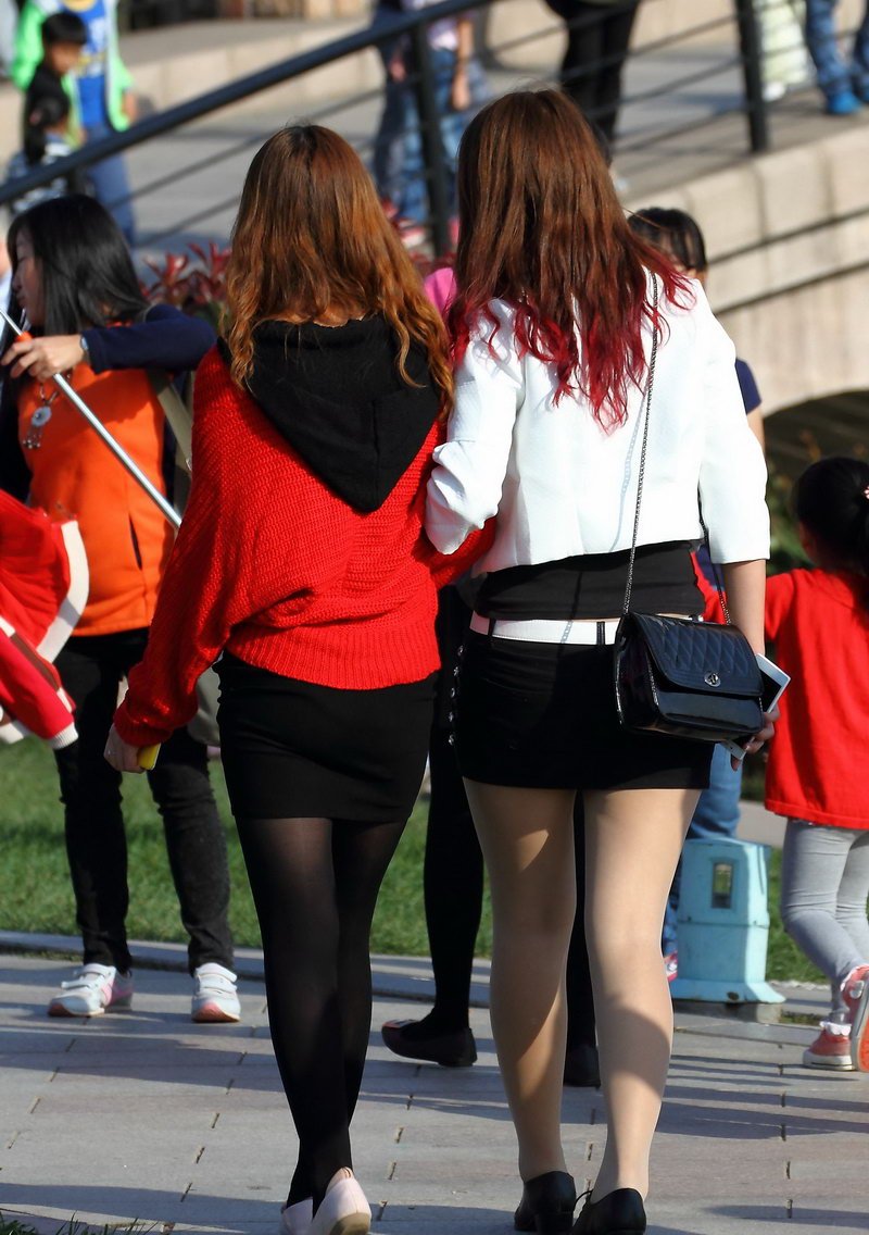 街拍有纹身的肉丝美腿短裙妹子