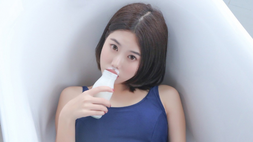 浴缸中湿身萝莉稚嫩玉体性感人体艺术写真欣赏