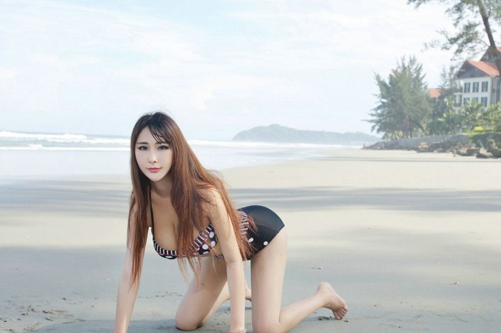 沙滩妖娆女色模特巨乳比基尼性感火辣摄影写真