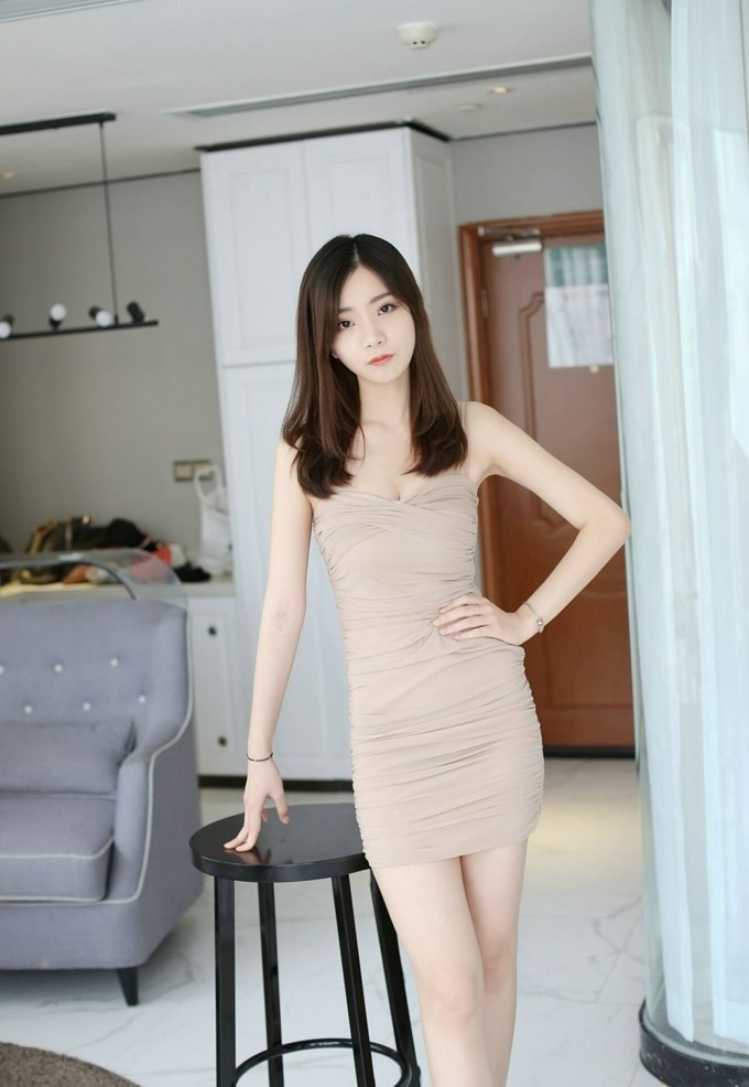 性感模特裸色裹胸包裙情趣诱人酥胸美腿性感写真